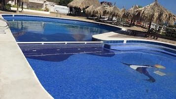 2 piscines extérieures