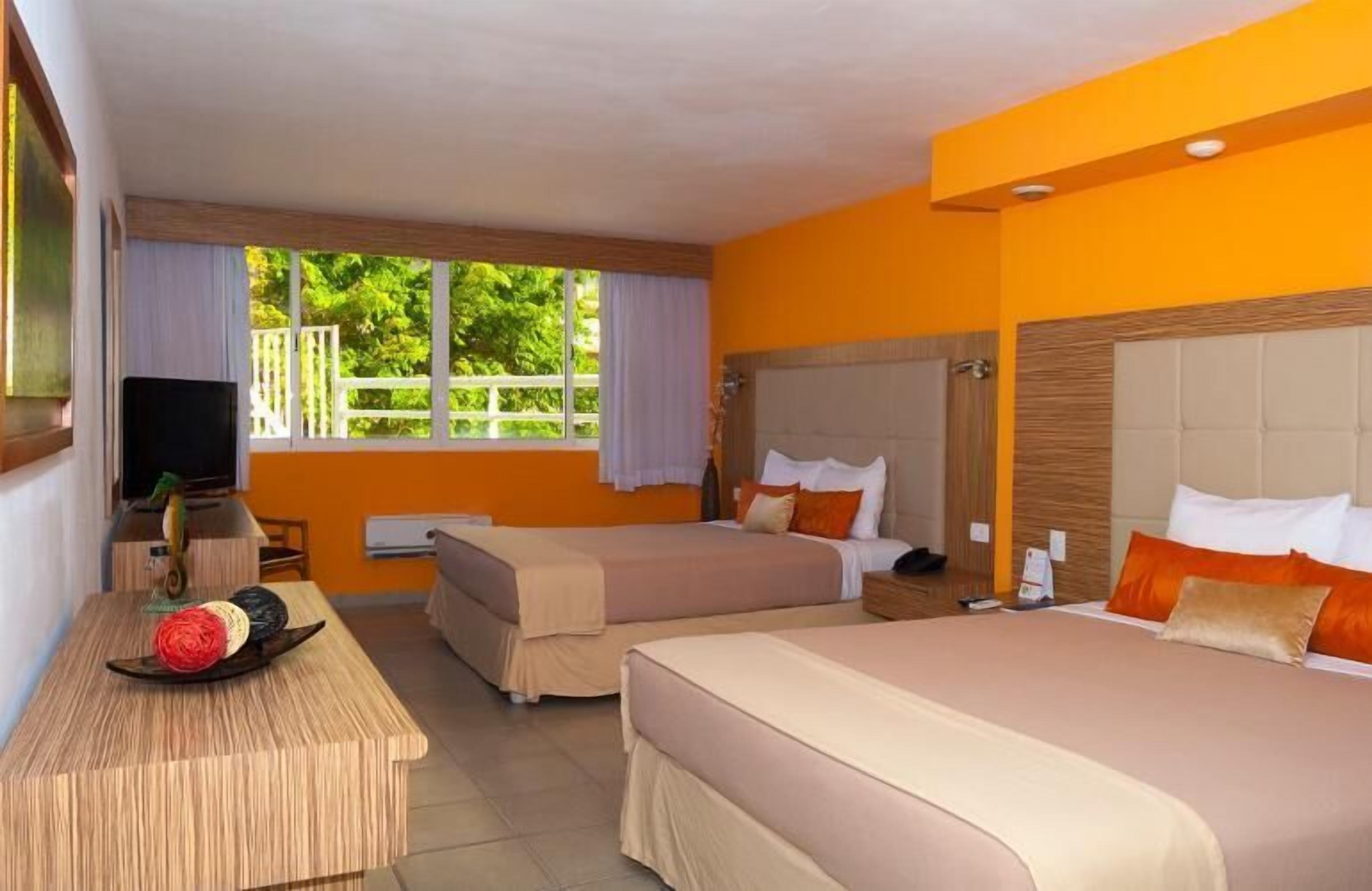 خزنة داخل الغرفة ومساحة عمل للكمبيوتر المحمول ومكواة/لوح كي