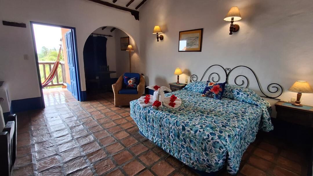 خزنة داخل الغرفة ومساحة عمل للكمبيوتر المحمول ومكواة/لوح كي