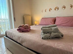 1 غرفة نوم ومكواة/لوح كي وواي فاي وملاءات أسرّة