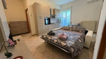 Iron/ironing board, WiFi, bed sheets