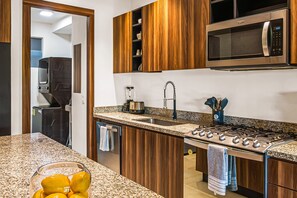Frigorífico, microondas, horno y placa de cocina