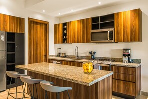 Een koelkast, een magnetron, een oven, een kookplaat