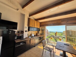 Fridge, microwave, oven, stovetop - Sea view, 100 metres from the beach (Agde)
