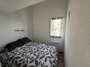 2 bedrooms, desk, bed sheets - Sea view, 100 metres from the beach (Agde)