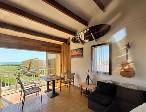 TV, computer monitors - Sea view, 100 metres from the beach (Agde)