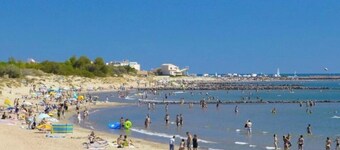 Sea view, 100 metres from the beach