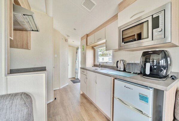 Cookware/dishes/utensils - The Lookout - Hayling Island (Hayling Island)