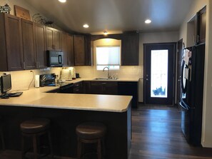 Fridge, microwave, oven, stovetop - 4-bedroom house in Sturgis for the 86th Motorcycle Rally with WiFi, AC and more! (Sturgis)