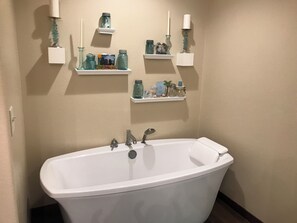 Dusj, bidé, håndklær og såpe