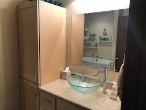 Dusche, Bidet, Handtücher, Seife