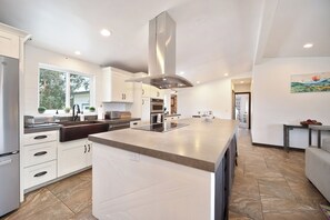 Private kitchen - Farmhouse on 5 Acres w/ Scenic Hot Tub, Temecula (Temecula)