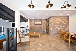 Games room - Wine Country Farmhouse with Hot Tub (Temecula)