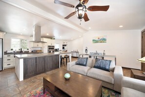 Living area - Farmhouse on 5 Acres w/ Scenic Hot Tub, Temecula (Temecula)