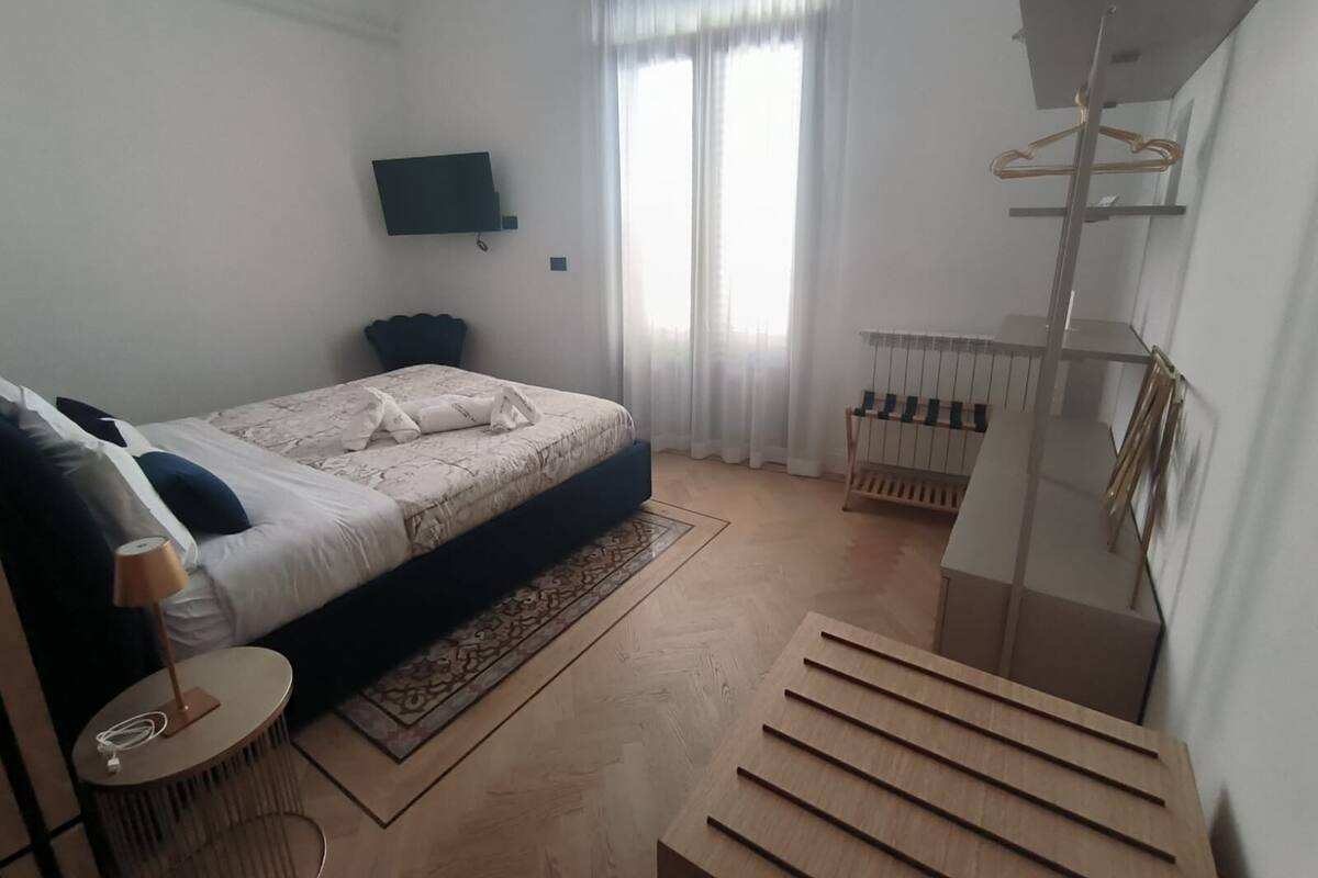 وحدة سكنية متصلة فاخرة - بشرفة | مكتب ومساحة عمل للكمبيوتر المحمول وستائر تعتيم ومكواة/لوح كي