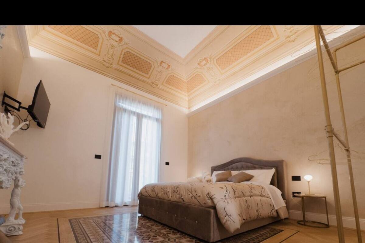 جناح ملكي - بشرفة - منظر للمدينة | مكتب ومساحة عمل للكمبيوتر المحمول وستائر تعتيم ومكواة/لوح كي