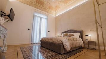 Royal suite, balkon, uitzicht op stad | Een bureau, een laptopwerkplek, verduisterende gordijnen