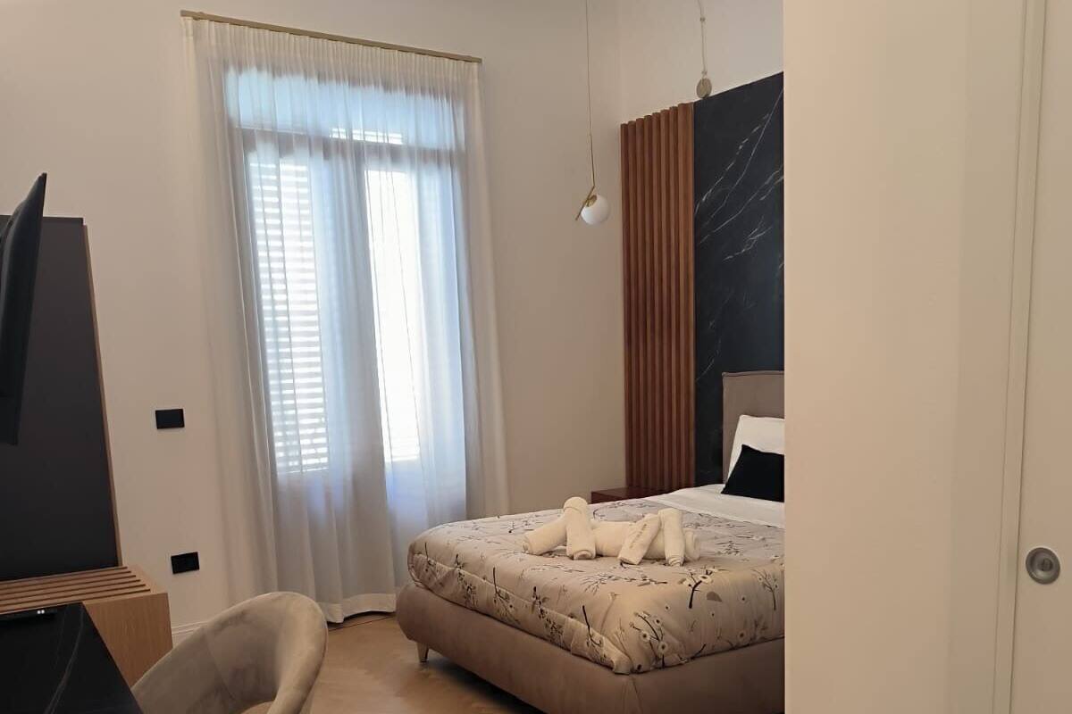 غرفة مزدوجة فاخرة - بشرفة - منظر للمدينة | مكتب ومساحة عمل للكمبيوتر المحمول وستائر تعتيم ومكواة/لوح كي