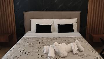 Phòng đôi Cao cấp, ban công, quang cảnh thành phố | Bàn, khu vực làm việc phù hợp cho laptop, màn/rèm cản sáng