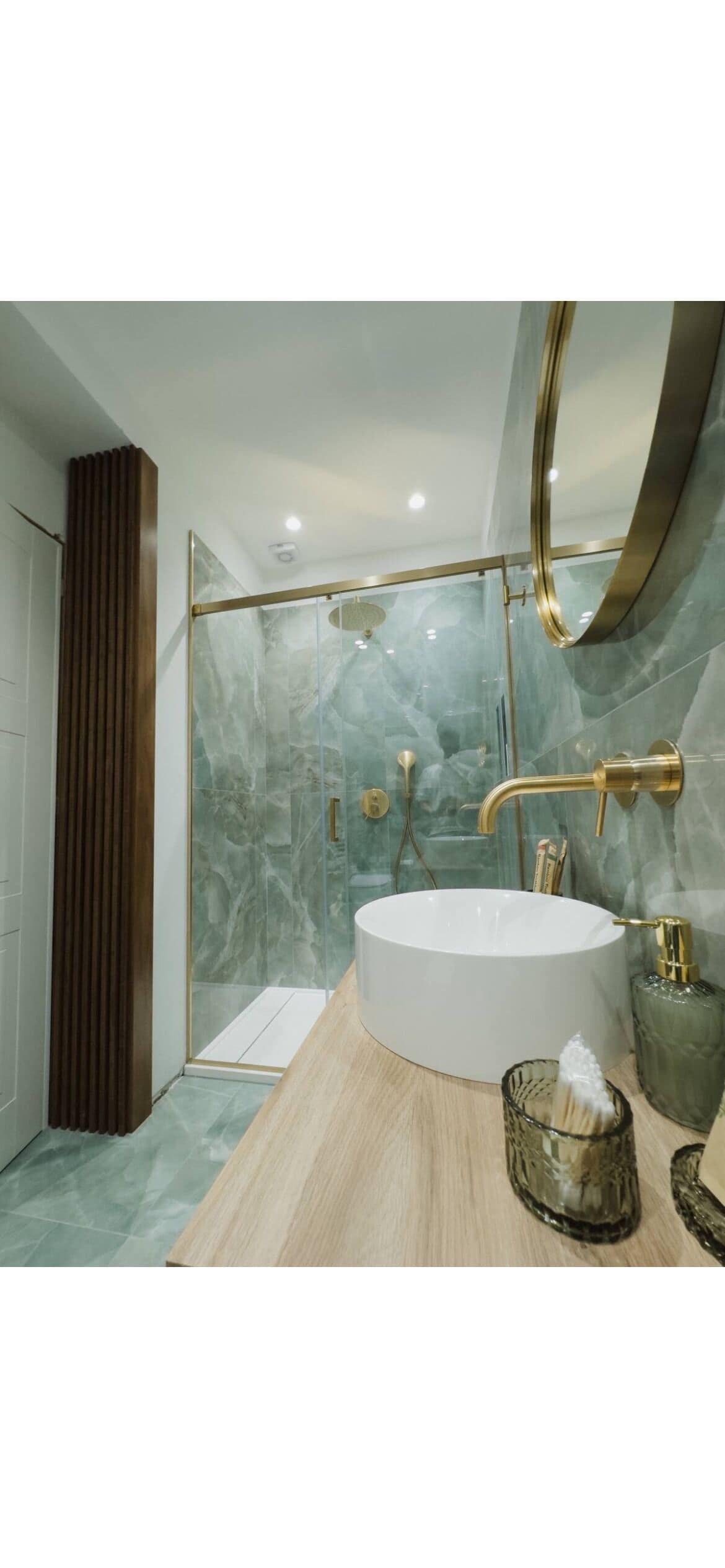 Deluxe Quadruple Room | Bathroom | Shower, free toiletries, hair dryer, bathrobes