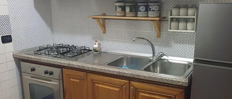 Frigorifero, forno, piano cottura, macchina per tè/caffè