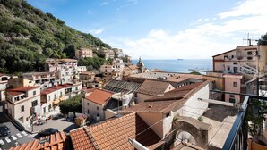 A coastal town with terracotta-roofed buildings, a prominent church, and a view of the sea. - Holiday Home 'A' Russella' with Sea View, Wi-Fi and Air Conditioning (Cetara)