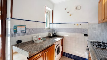 Kühlschrank, Ofen, Herdplatte, Wasserkocher mit Kaffee-/Teezubehör