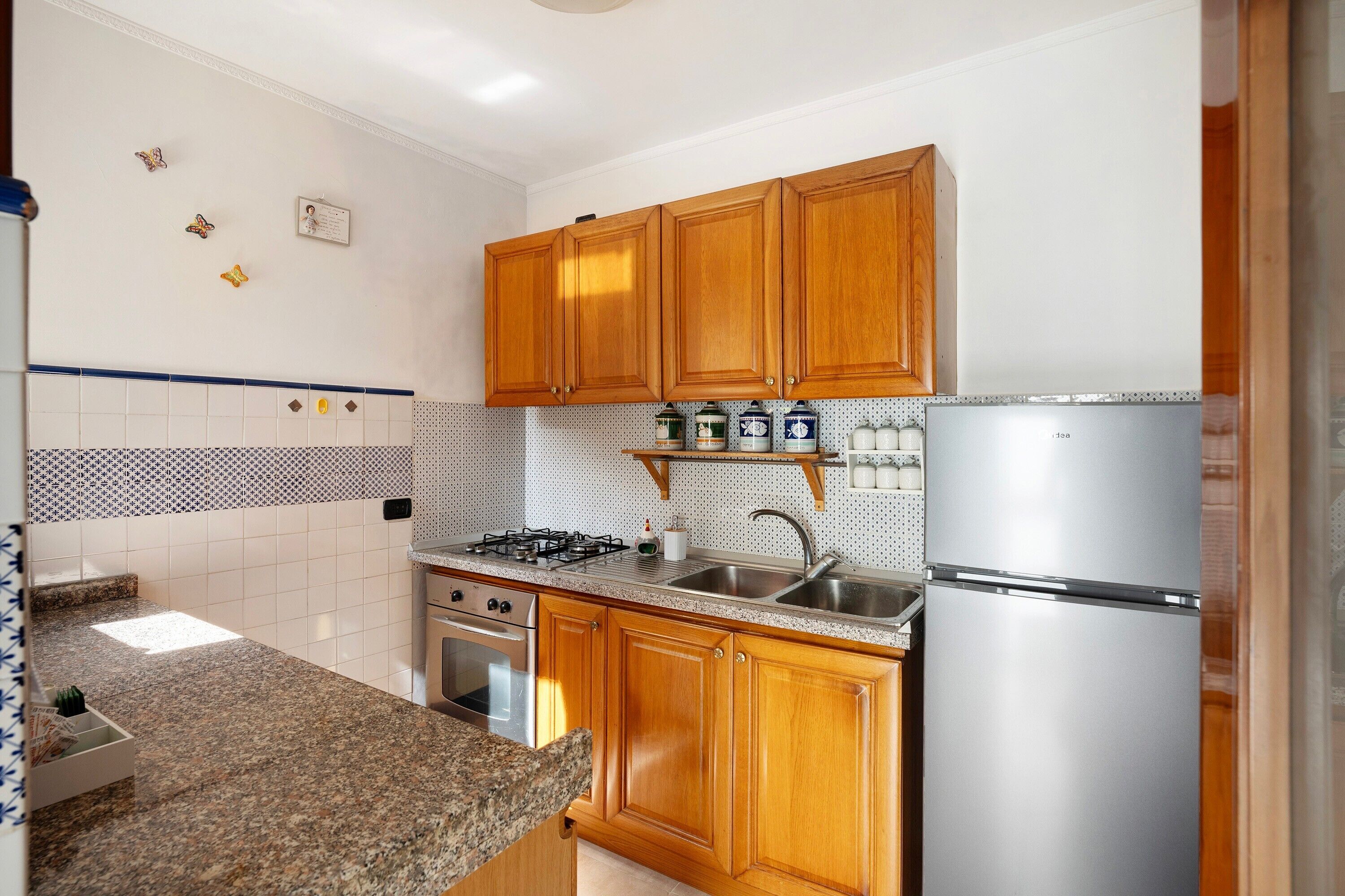 Réfrigérateur, four, plaque de cuisson, cafetière/bouilloire