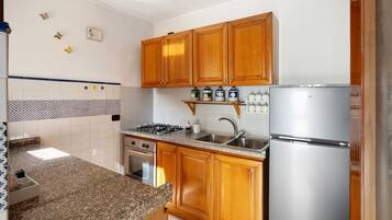 Kühlschrank, Ofen, Herdplatte, Wasserkocher mit Kaffee-/Teezubehör