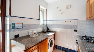 Refrigerador, horno, parrilla de estufa y cafetera y tetera