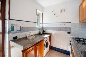 Fridge, oven, stovetop, coffee/tea maker