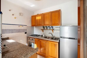 Fridge, oven, stovetop, coffee/tea maker