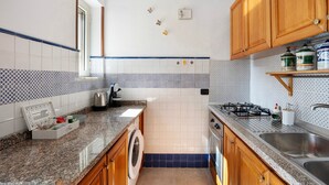 A kitchen with a washing machine, a sink, cabinets, and a stove. - Holiday Home 'A' Russella' with Sea View, Wi-Fi and Air Conditioning (Cetara)