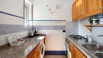 Fridge, oven, stovetop, coffee/tea maker