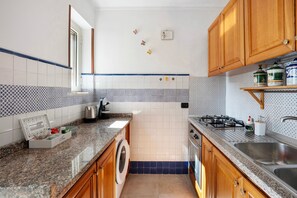 Fridge, oven, stovetop, coffee/tea maker - Holiday Home 'A' Russella' with Sea View, Wi-Fi and Air Conditioning (Cetara)