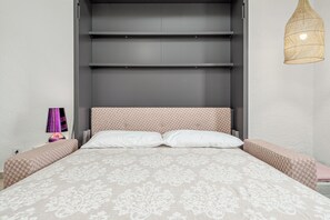 1 bedroom, bed sheets