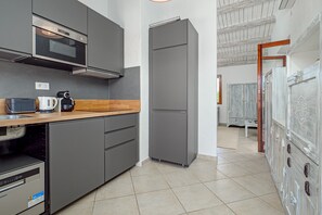 Fridge, microwave, dishwasher, cookware/dishes/utensils