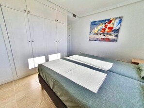 2 bedrooms, iron/ironing board, WiFi, bed sheets - 2 Bedroom apartment with solarium and Hot tub, fantastic views (AN)