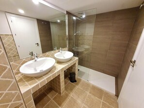 Dusj, hårføner, håndklær og toalettpapir