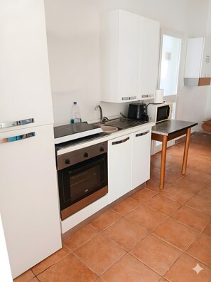 Kylskåp, mikrovågsugn, ugn och spishäll