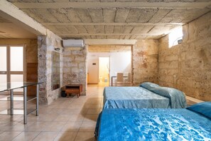 Ein Zimmer mit einem Bett, einem Schreibtisch und einem Stuhl.