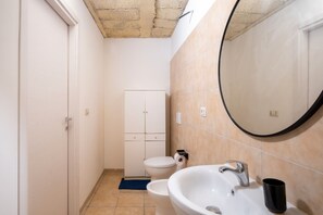 Shower, hair dryer, towels - 'Biancolino' Apartment with Wi-Fi and Air Conditioning (Nardò)