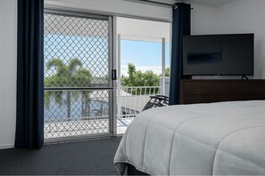 3 bedrooms, iron/ironing board, free WiFi, bed sheets - Large Waterfront Property with Magical Sunsets on the Gold Coast Australia (Biggera Waters)