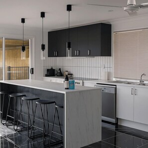 Microwave, oven, stovetop, dishwasher - Large Waterfront Property with Magical Sunsets on the Gold Coast Australia (Biggera Waters)