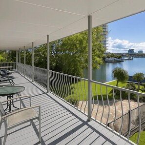 Terrace/patio - Large Waterfront Property with Magical Sunsets on the Gold Coast Australia (Biggera Waters)
