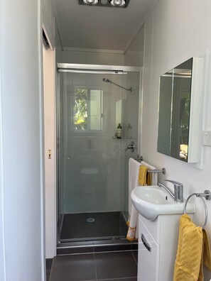 Shower, hair dryer, towels, soap - Private, Peaceful, Cosy Tiny House with a pool, close to everything. (Mango Hill)