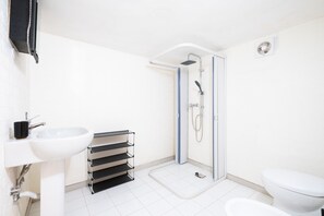 Een douche, een haardroger, handdoeken