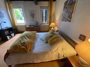 2 quartos, Wi-Fi de cortesia, roupa de cama