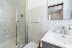 Douche, séchoir à cheveux, serviettes fournies