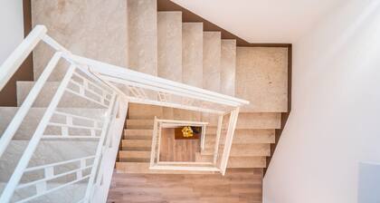 Apartment 'Ognissanti' with Private Terrace, Wi-Fi and Air Conditioning